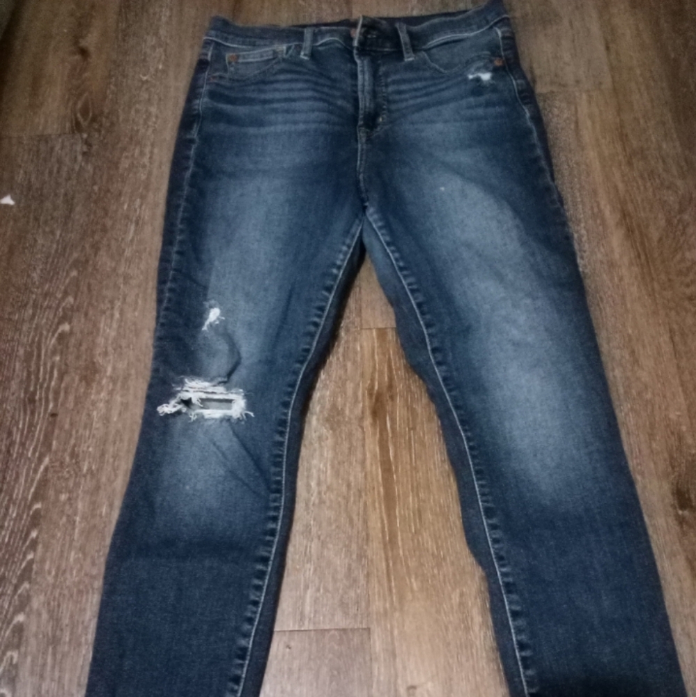 EUC: GAP; TRUE SKINNY, HIGH RISE CLASSIC, MINIMAL DESTROYED BLUE JEANS.